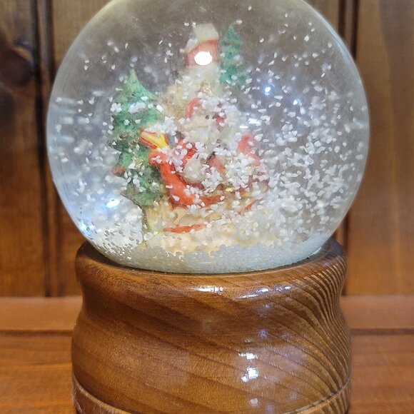 Vintage 1980's Musical Snow Globe Santa in His Sleigh with Reindeer and Christma - Picture 5 of 5